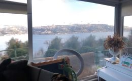 Elinde paspas bütün evi temizledi… ‘Size Boğaz manzaramı göstereyim’