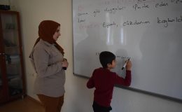 Okulun tek öğrencisinin hem öğretmeni hem arkadaşı