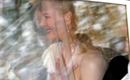 Kendi düğününe giderken yol boyunca durmadan ağladı… Sabahın beşinde elinde çiçeklerle kapısına dayanmıştı