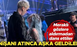 Nişanı atınca aşka geldiler… Ünlü çift meraklı gözlere aldırmadan dans etti